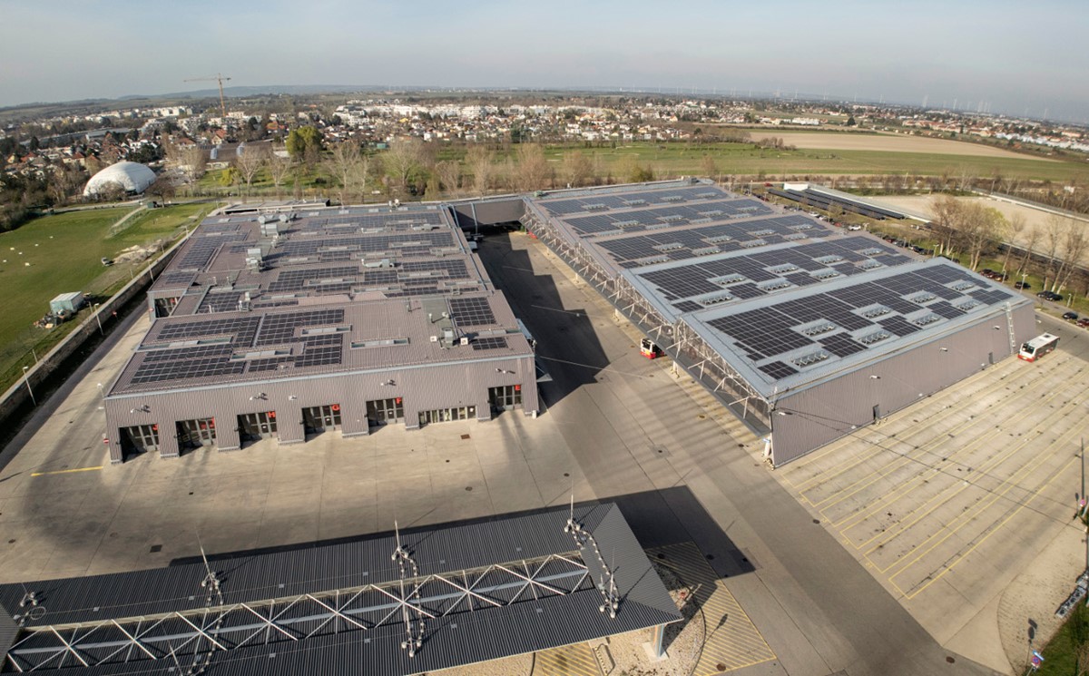 Nova solarna elektrana na krovu autobusne garaže 📷 © Wien Energie / Johannes Zinner
