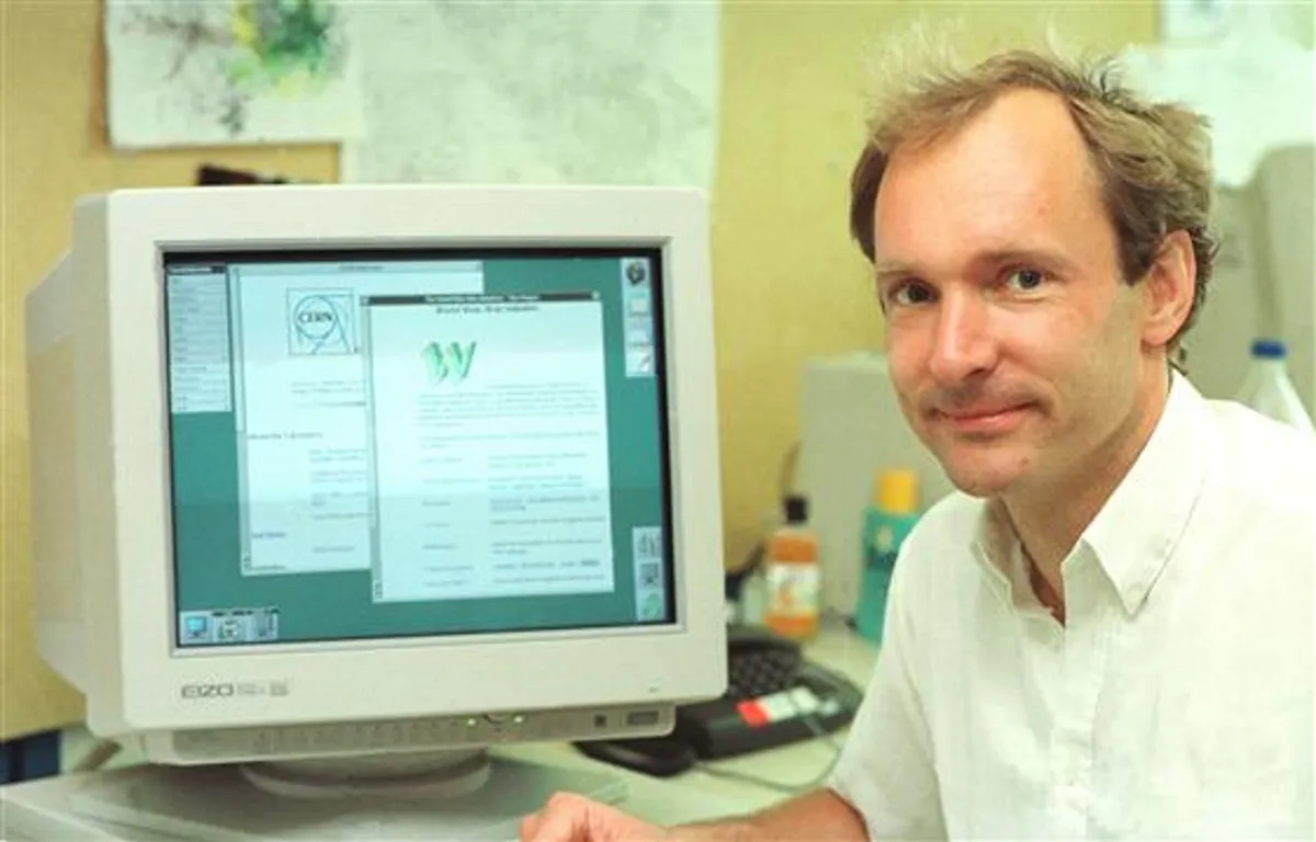Tim Berners-Lee, u CERN-u, snimljeno 1994. godine s računalom Next 📷 Izvor: webfoundation.org