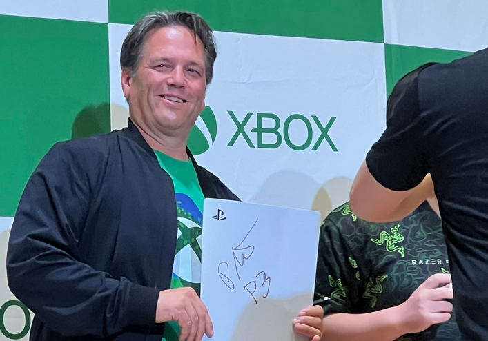 Phil Spencer drži bočnu ploču PlayStationa 5 koju je potpisao. 📷 Screenshot: X