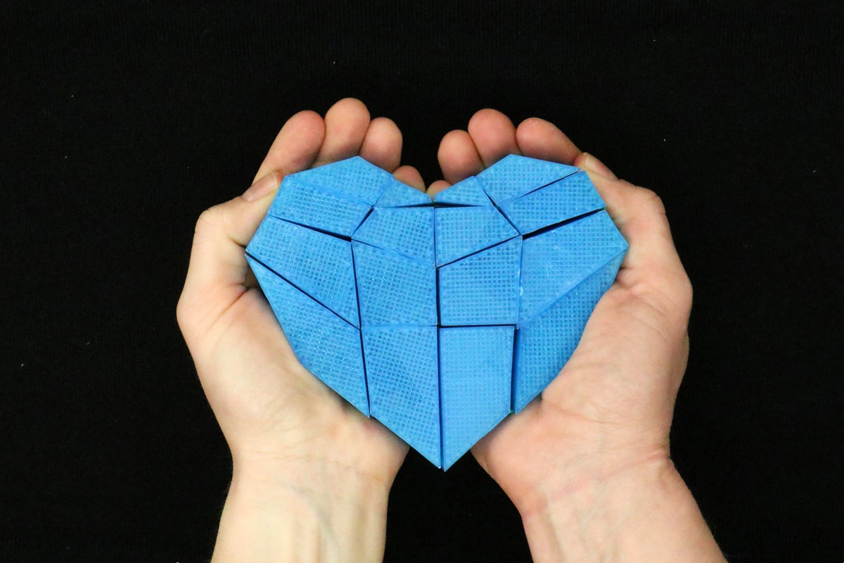 Novom metodom istraživači su izradili niz transformabilnih 2D kirigami struktura, uključujući srce koje se pretvara u trokut  📷 MIT