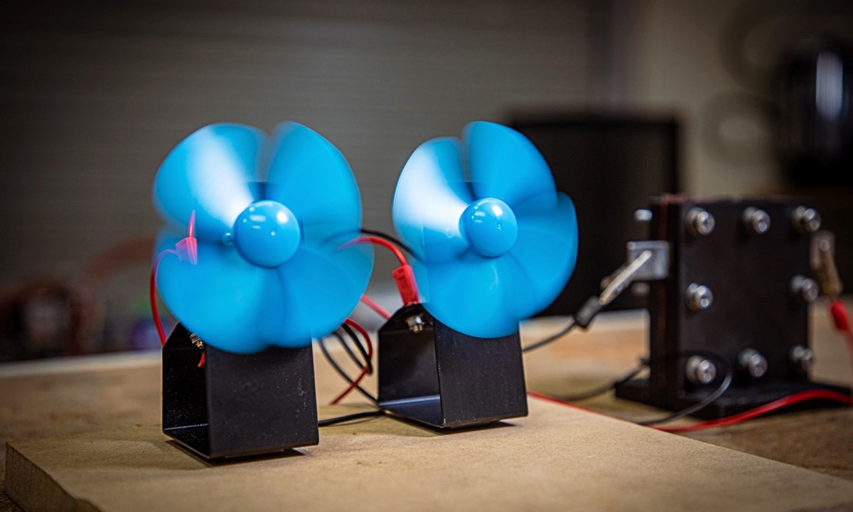 Dva ventilatora koja se napajaju protonskom baterijom 📷 RMIT