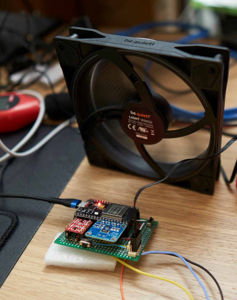 Program koji smo napisali u Arduinovu C++-u, pogonjen na ESP32 mikrokontrolerskoj pločici (crna pločica, s crvenom LED-icom, u koju je utaknut Micro USB kabel), omogućio nam je testiranje ventilatora bez računala – reguliranje brzine vrtnje PWM-om u koracima od 10%, mjerenje broja okretaja propelera ventilatora, te mjerenje snage (plava pločica, sa senzorom za jakost struje i napon INA219), koju je ventilator vukao pri svakom koraku