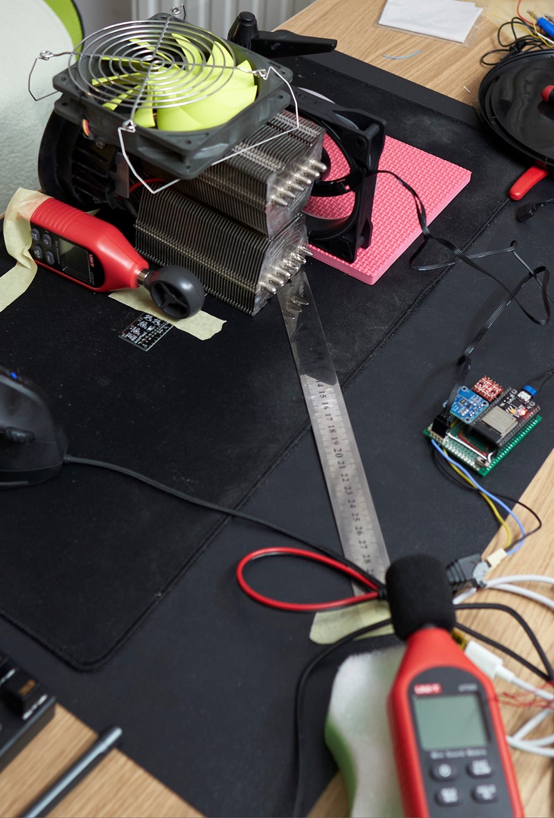 Brzina zraka kroz prepreku dobivena je na ovaj način - puhanjem kroz rebra hladnjaka, dok se na drugoj strani nalazio anemometar