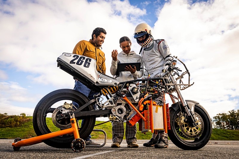 Kako bi se izračunao domet motocikla, podaci o performansama, razinama baterije i spremnicima vodika provjeravaju se uz pomoć ugrađenog računala 📷 Adam Glanzman