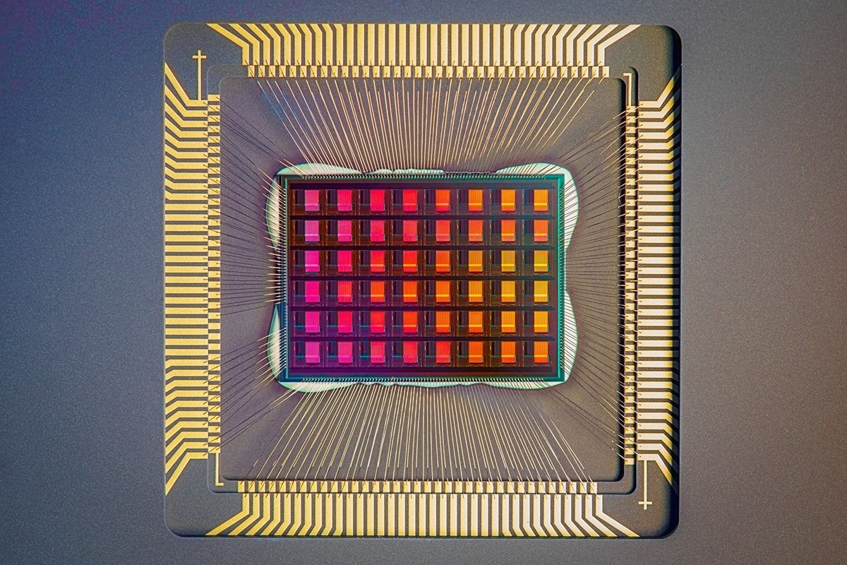 NeuRRAM čip dvostruko je energetski učinkovitiji i daje rezultate koji su jednako točni kao kod konvencionalnih digitalnih čipova