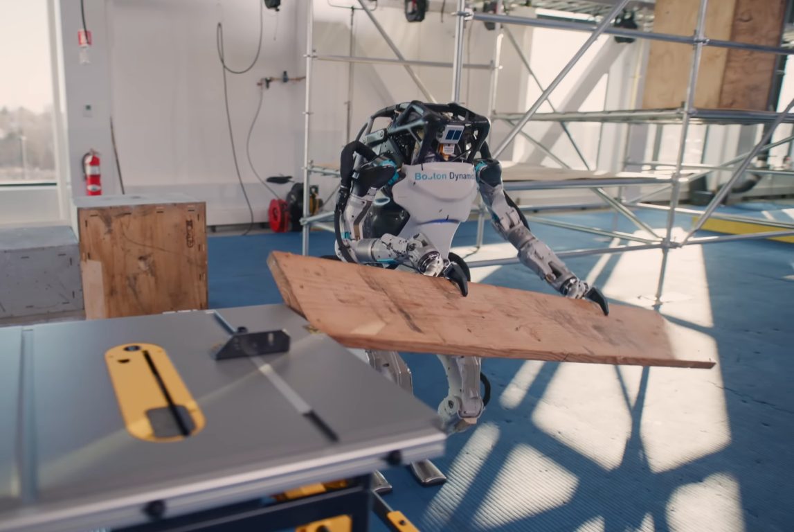 Robot Atlas kao pomoćnik na "baušteli" - Robotika @ Bug.hr
