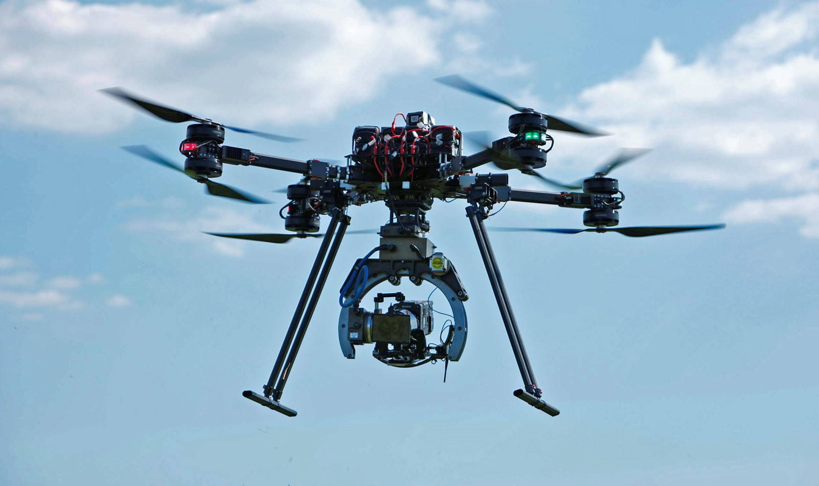 Ultra - iznimno moćni dron za filmaše, može prenositi kamere mase do 60 kg  - Dronovi @ Bug.hr